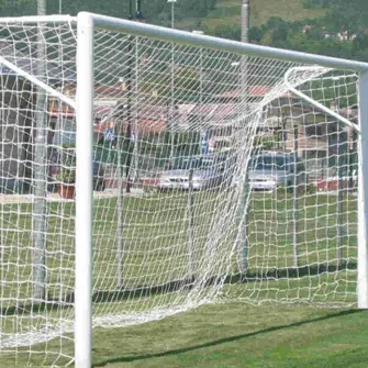 Dodicenne muore travolto dalla porta di un campo di calcio: dramma nel Cosentino