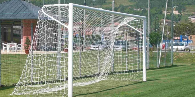 Dodicenne muore travolto dalla porta di un campo di calcio: dramma nel Cosentino