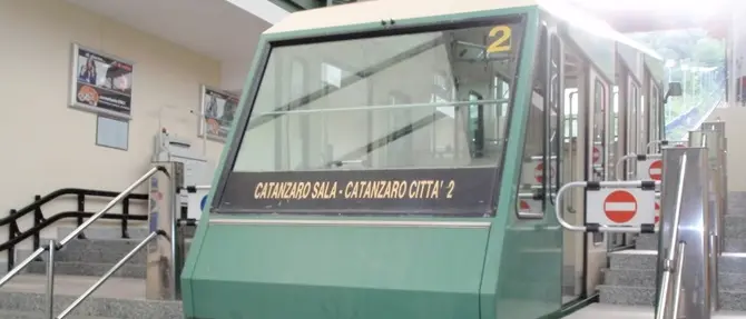 Catanzaro, gli studenti chiedono la riapertura della funicolare