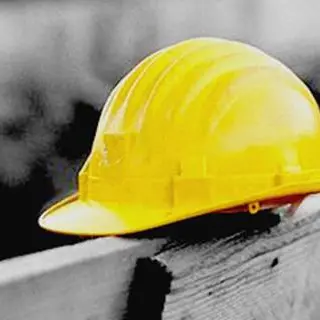 Cade da un ponteggio nel Vibonese: grave un operaio