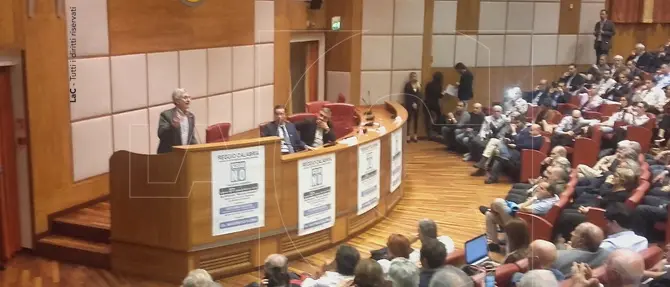 D’Alema a Reggio: «Il Governo ha rottamato anche il buon senso»