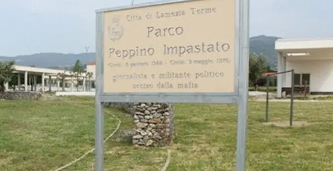 Lamezia, danneggiano le strutture del Parco Impastato: «Ci annoiavamo»