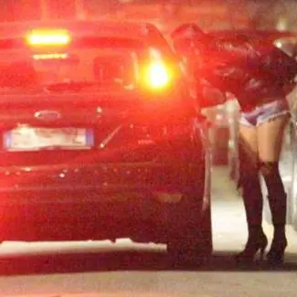 Reggio, prostituta scaraventata fuori dall'auto. La polizia indaga per tentato omicidio