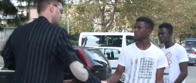 Archi, Klaus Davi nel centro accoglienza migranti -VIDEO