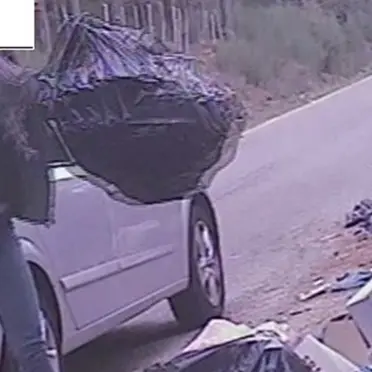 Rifiuti abbandonati lungo la strada, automobilisti sanzionati nel Cosentino