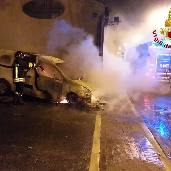 Auto data alla fiamme a Isola Capo Rizzuto - VIDEO