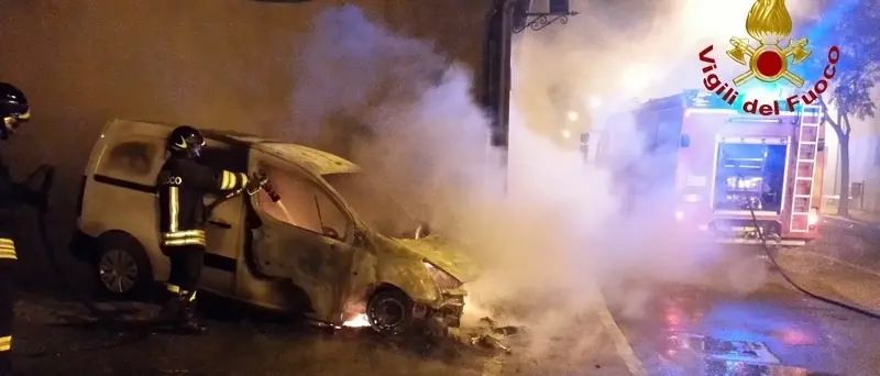 Auto data alla fiamme a Isola Capo Rizzuto - VIDEO