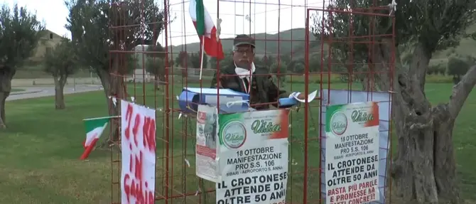 In gabbia davanti alla Regione per denunciare la pericolosità della statale 106 -INTERVISTA