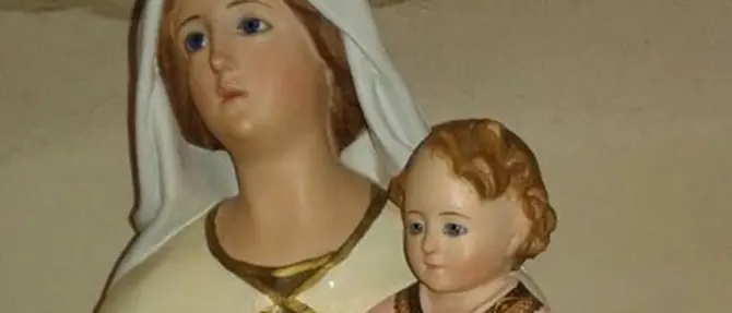 Danneggia statue sacre e deturpa monumento in onore dei caduti: una denuncia nel Catanzarese