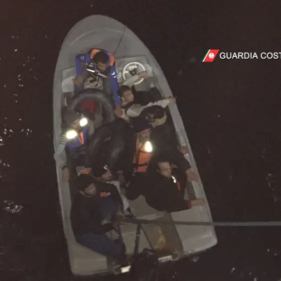 Migranti, la motovedetta della Capitaneria di Porto di Reggio soccorre 18 persone
