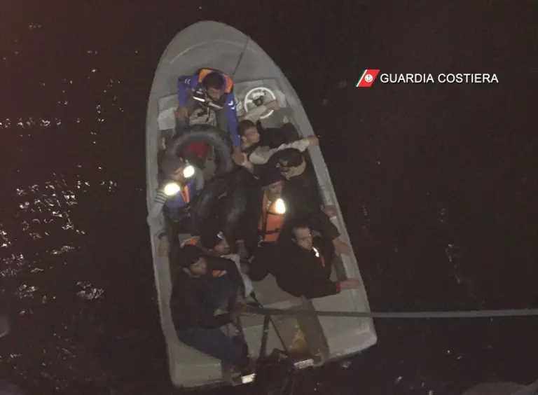 Migranti, la motovedetta della Capitaneria di Porto di Reggio soccorre 18 persone
