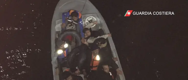 Migranti, la motovedetta della Capitaneria di Porto di Reggio soccorre 18 persone
