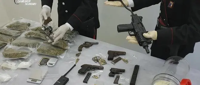Armi e droga in una botola nel controsoffitto: due arresti a Lamezia