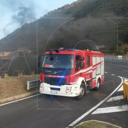 Autocarro in fiamme, traffico in tilt sull’A3