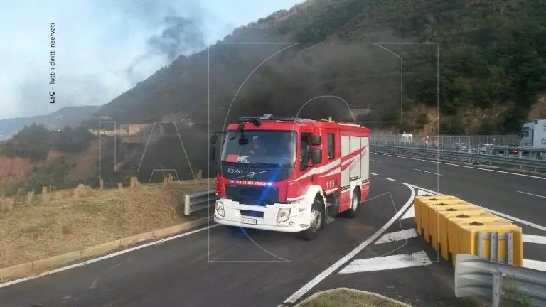 Autocarro in fiamme, traffico in tilt sull’A3