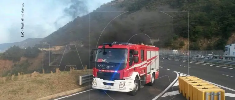 Autocarro in fiamme, traffico in tilt sull’A3
