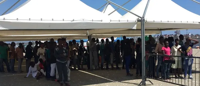 A Reggio 404 migranti. A bordo della nave anche 9 salme