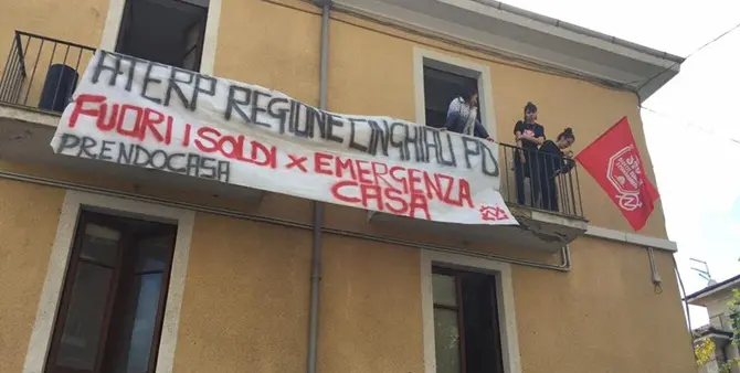 Cosenza, famiglie di “Prendocasa” occupano un edificio Aterp