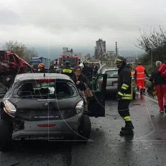 Incidente nel catanzarese coinvolge sei veicoli: diversi feriti