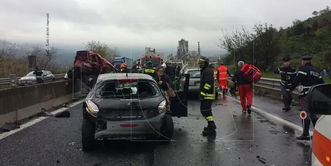 Incidente nel catanzarese coinvolge sei veicoli: diversi feriti