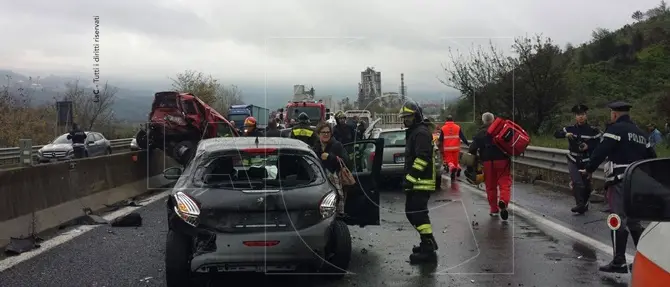 Incidente nel catanzarese coinvolge sei veicoli: diversi feriti