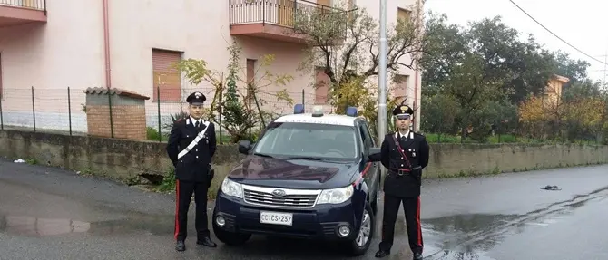 Aggredisce con calci e pugni la convivente: arrestato 35enne a Simeri Crichi