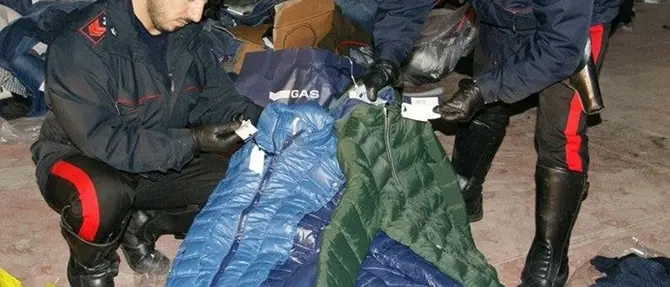 Capi d’abbigliamento, auto e slot machines: scoperta refurtiva in un capannone nel Catanzarese