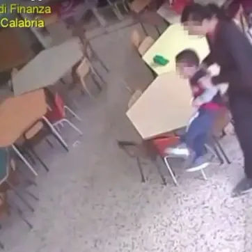 Violenze all'asilo, il racconto del terrore: «La maestra mi picchia!»