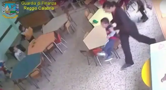 Violenze all'asilo, il racconto del terrore: «La maestra mi picchia!»