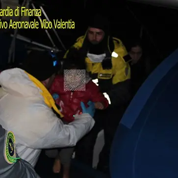 Fermato un veliero nel Crotonese con a bordo 70 migranti: arrestati tre scafisti