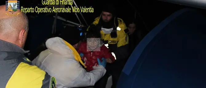 Fermato un veliero nel Crotonese con a bordo 70 migranti: arrestati tre scafisti