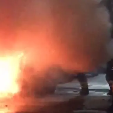 Catanzaro Lido, in fiamme l’auto di un imprenditore -VIDEO