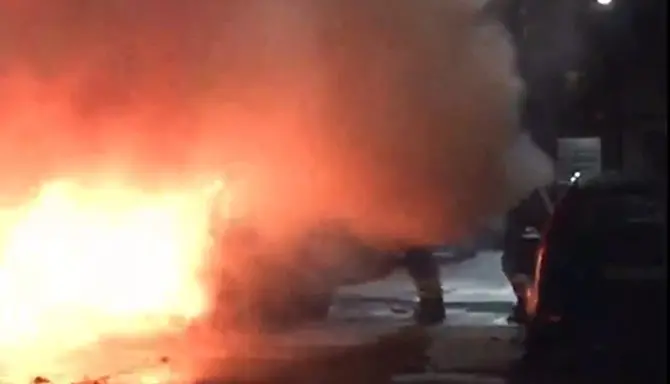 Catanzaro Lido, in fiamme l’auto di un imprenditore -VIDEO