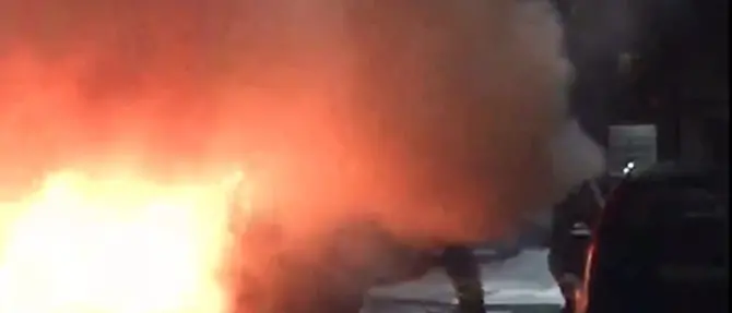 Catanzaro Lido, in fiamme l’auto di un imprenditore -VIDEO