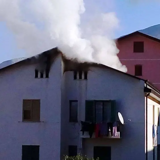 Tragedia sfiorata a Nocera: in fiamme una palazzina