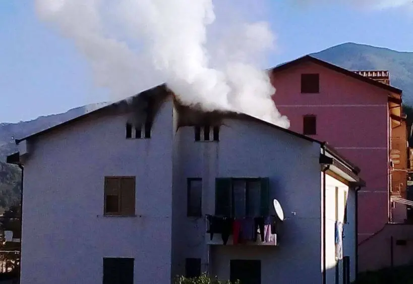 Tragedia sfiorata a Nocera: in fiamme una palazzina