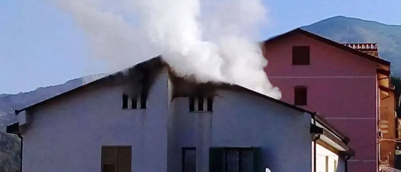 Tragedia sfiorata a Nocera: in fiamme una palazzina