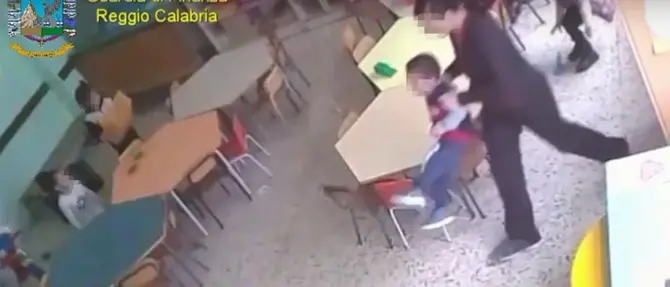Bimbi maltrattati in un asilo Reggio, le maestre respingono le accuse