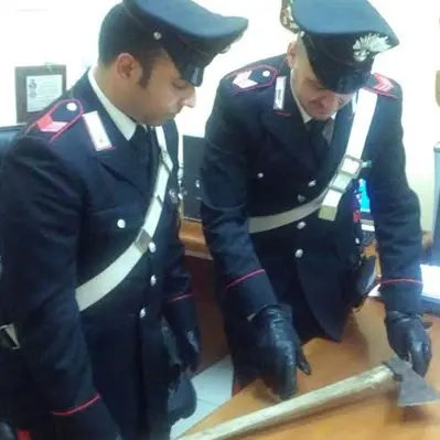 Con un’ascia sfonda la porta di un’abitazione e minaccia i presenti: un arresto nel Reggino