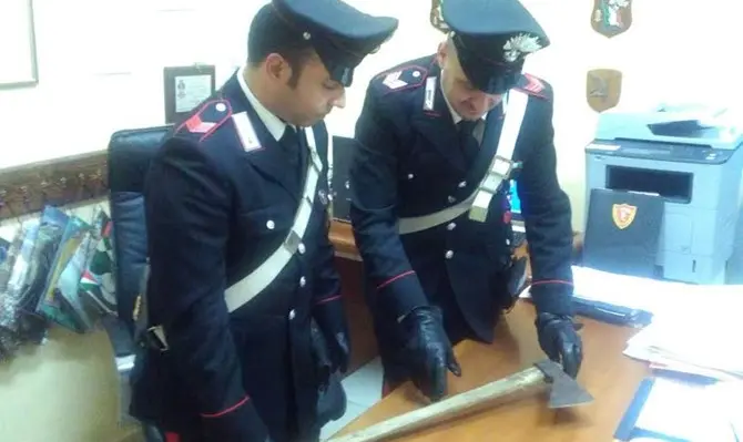 Con un’ascia sfonda la porta di un’abitazione e minaccia i presenti: un arresto nel Reggino