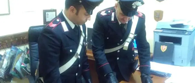 Con un’ascia sfonda la porta di un’abitazione e minaccia i presenti: un arresto nel Reggino