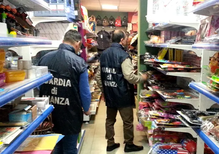 Cosenza, sequestrati 150 prodotti senza etichetta