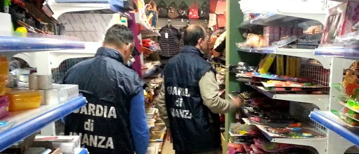 Cosenza, sequestrati 150 prodotti senza etichetta