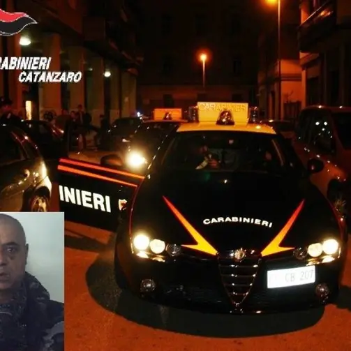 Bottiglie e bicchieri di vetro contro la madre e il fratello: arrestato