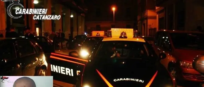 Bottiglie e bicchieri di vetro contro la madre e il fratello: arrestato