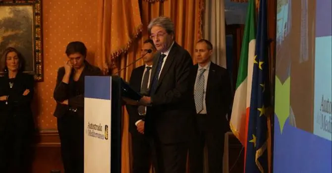 Gentiloni all’inaugurazione della Sa-Rc: «Abbiamo mantenuto la parola, scusate il ritardo»