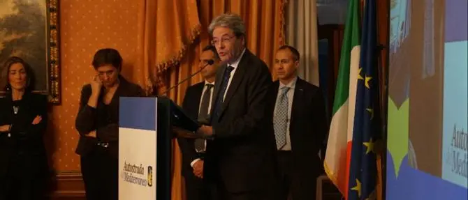 Gentiloni all’inaugurazione della Sa-Rc: «Abbiamo mantenuto la parola, scusate il ritardo»