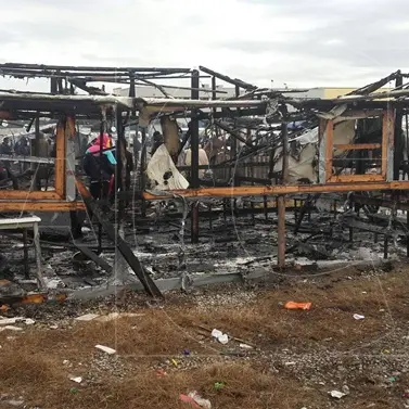 Incendio nella tendopoli di San Ferdinando: due feriti (FOTO-VIDEO)