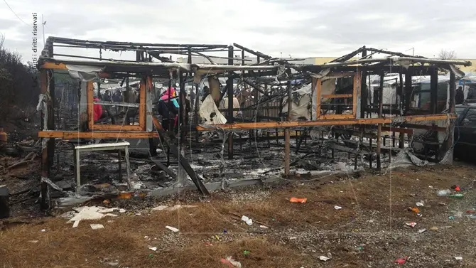 Incendio nella tendopoli di San Ferdinando: due feriti (FOTO-VIDEO)