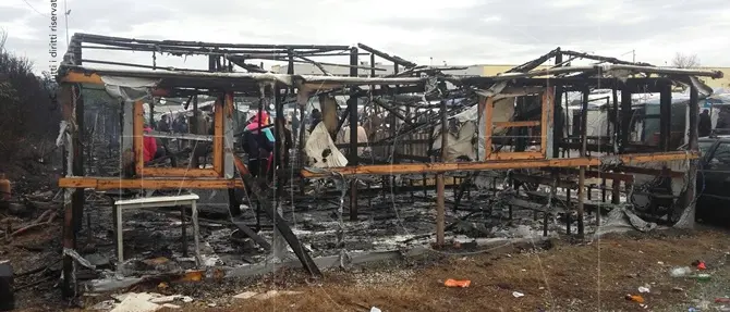 Incendio nella tendopoli di San Ferdinando: due feriti (FOTO-VIDEO)